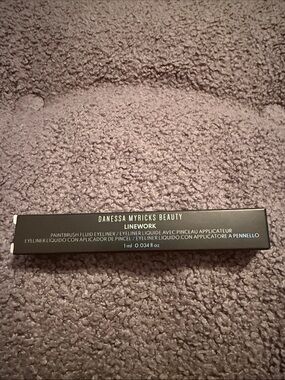 Danessa Myricks Beauty Linework Paintbrush Fluid Eyeliner - Black